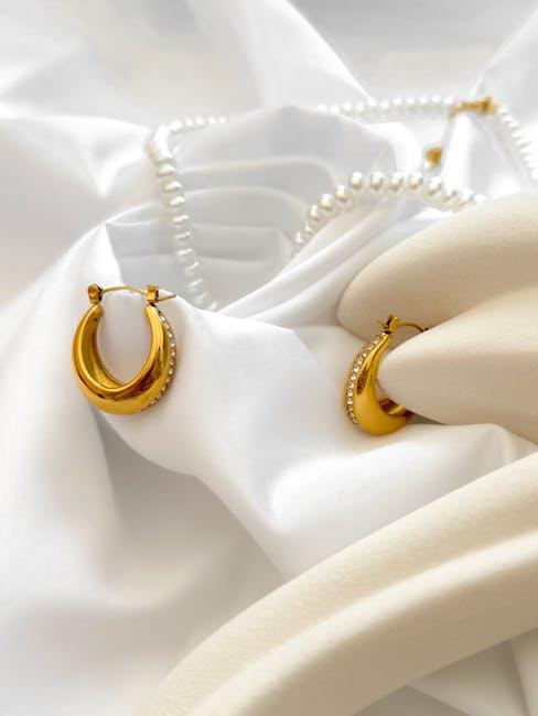 Versatile Styling: How to Pair Thin Gold ‍Hoops⁣ with Any⁤ Outfit