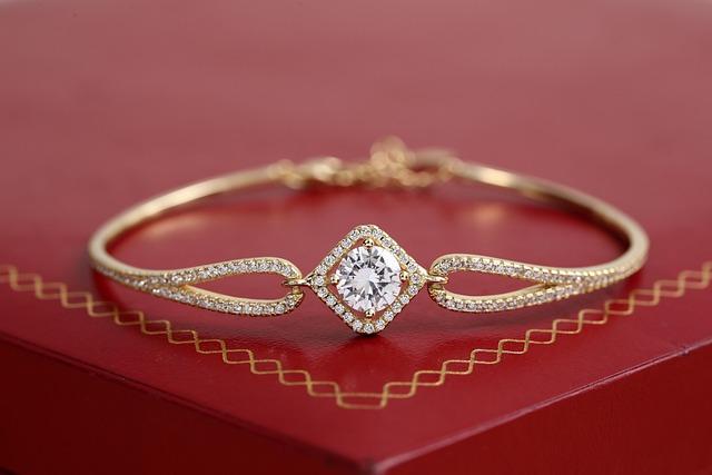 Styling Tips for Making the Most⁢ of Your Happy Diamonds Bracelet