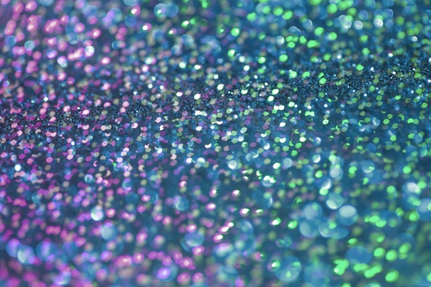 Captivating All Senses:⁢ Incorporating Sparkling Accents in Your Overall Look