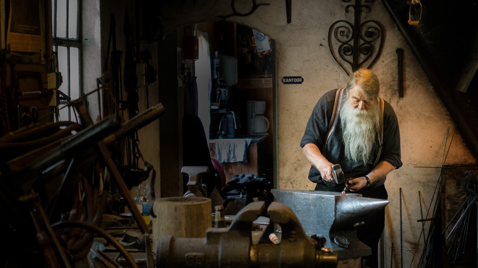 The Art of Leatherworking: Mastering the ⁢Craftmanship ‌Behind Designer Bags