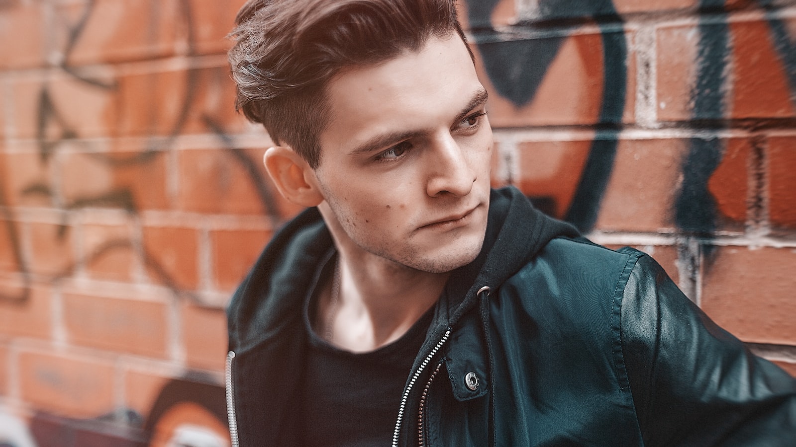 3. Express Your Artistic⁢ Side: Vibrant Colored Undercuts‍ to Make a Statement
