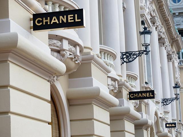 Chanel Les Beiges Healthy Glow Foundation: Dewy, Natural Radiance